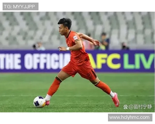 足球明星在国外接受采访分享职业生涯与个人生活的独特故事与感悟